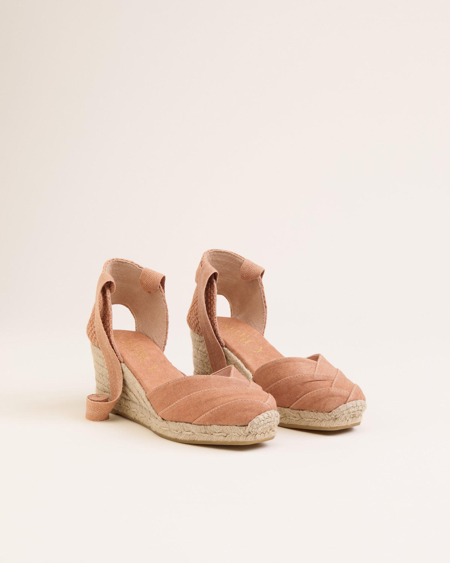 Gaimo women’s espadrille in cotton piqué. Tobi style with closed upper resembling a stylised ear of wheat, and heel with ribbons to tie at the ankle. Cushioned insole and 7.3cm organic jute wedge and 2cm platform. Designed and traditionally crafted in Spain, our iconic timeless piece is a very comfortable wardrobe staple that’s ideal for any occasion.